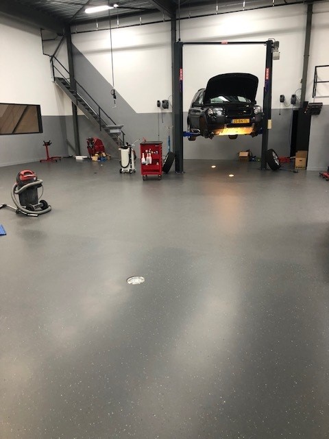 Garage coating aangelegd in een autogarage